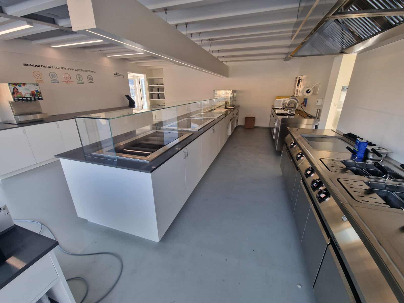 Linea self service su misura per ristorante aziendale Medacta