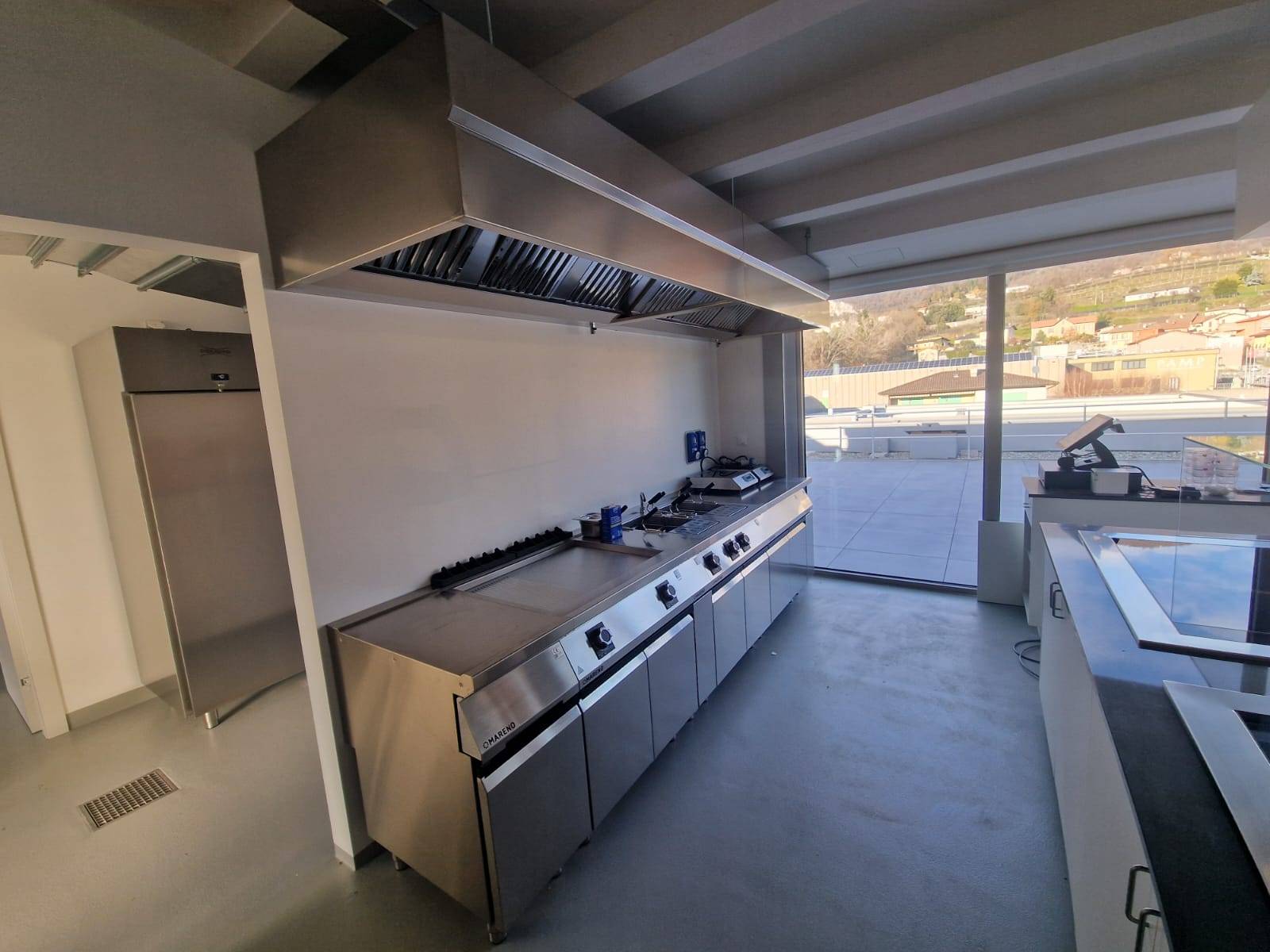 Cucina completa con forni industriali e celle frigorifere per mensa aziendale Medacta