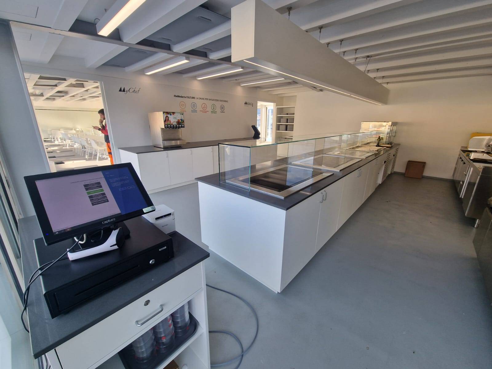 Banchi di servizio e postazioni operative cucina professionale Medacta